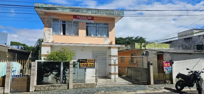 Terreno de 300 m² à venda no bairro Estreito, em Florianópolis/SC.