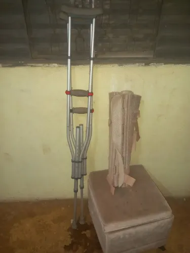 Vende-se muleta semi nova