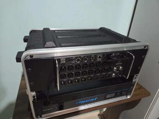 Mesa Digital Berhinger XR18 com Rack, Regua de energia e modem.