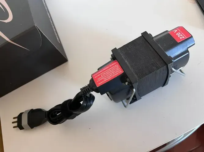 Transformador Conversor de Voltagem 110V / 220V Usado em Ótimo Estado