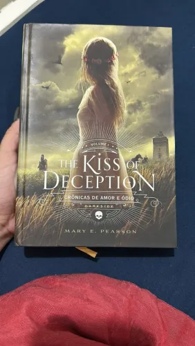 ?The Kiss of Deception Vol. 1 - Capa Dura | Livro usado em ótimo estado?