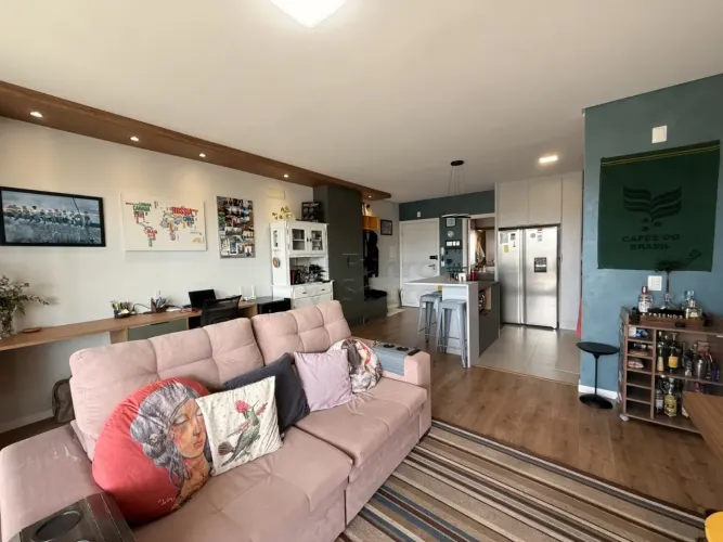 Apartamento de frente, totalmente Norte com amplo terraço e churrasqueira.