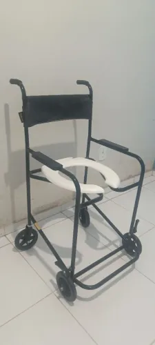 Cadeira para banho com assento e encosto.