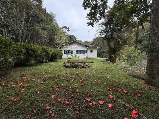 Sítio com Lagos, Ribeirão e Natureza Abundante