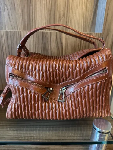 Bolsa SCHUTZ suki couro marrom grande