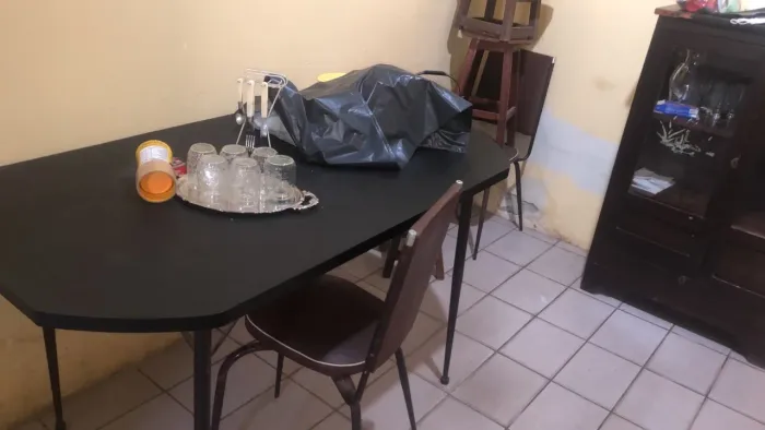 Mesa de madeira, usada, sem cadeiras ( comporta até 6 lugares )