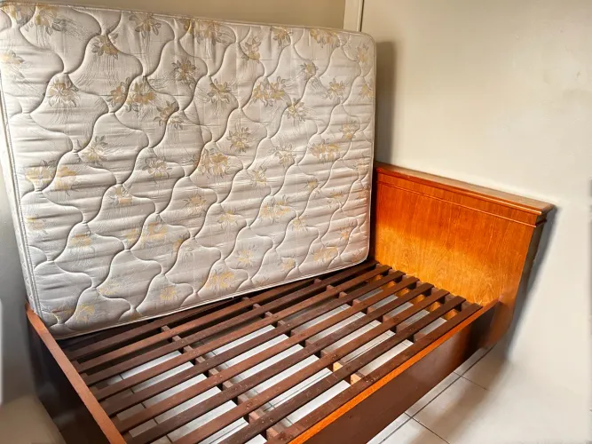 Vende se cama de casal completa em bom estado. Feita de madeira maciça valor R$550.00