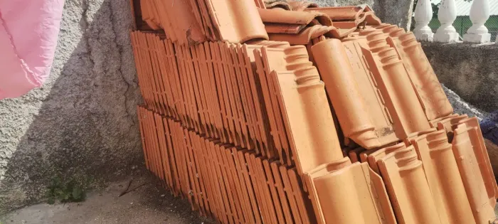 Vendo Lote com Aprox. 200 Telhas Cerâmicas 