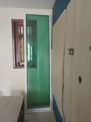 Porta de vidro temperado verde com esquadria de alumínio