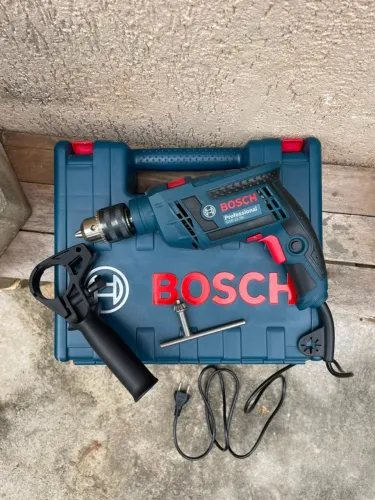 furadeira Bosch 650W com maleta e kit de brocas