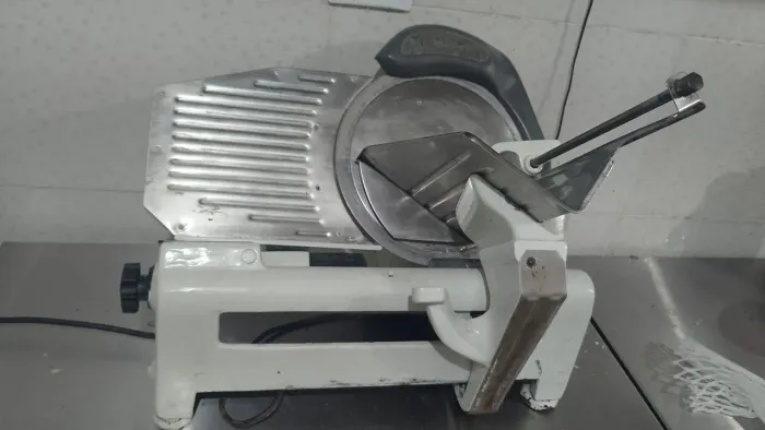 Máquina de fatiar frios otima.................