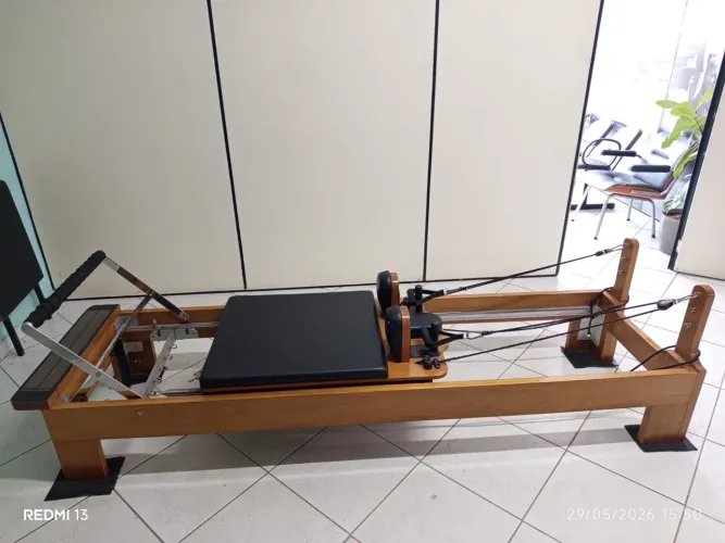 Aparelho de pilates reformer em madeira maciça 