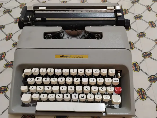 Vende-se uma antiga máquina de datilografia OLIVETTI-COLLEGE para colecionadores