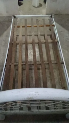Cama de Solteiro de Ferro com Estrado de Madeira - Ótimo Custo-Benefício!