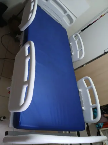 Cama hospitalar com controle remoto funcionando perfeitamente, 