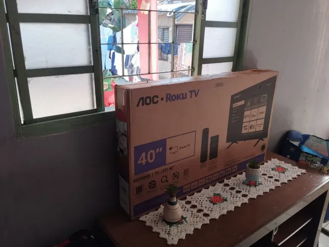 Vendo Smart AOC ROKU TV 40 polegadas nova nunca usada ganhei no sorteio de rifas da escola