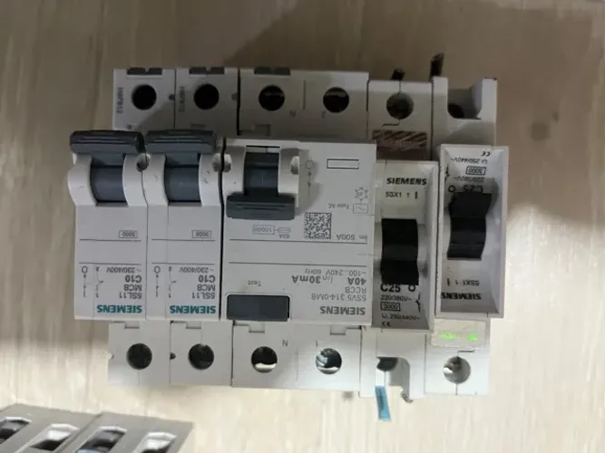 Disjuntor Siemens 5SL11 1P C10 - usado (preço por unidade)