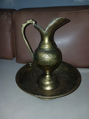 Ânfora antiga em metal dourado com bacia original 