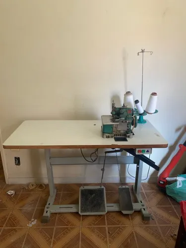 Maquina de costura OVERLOCK