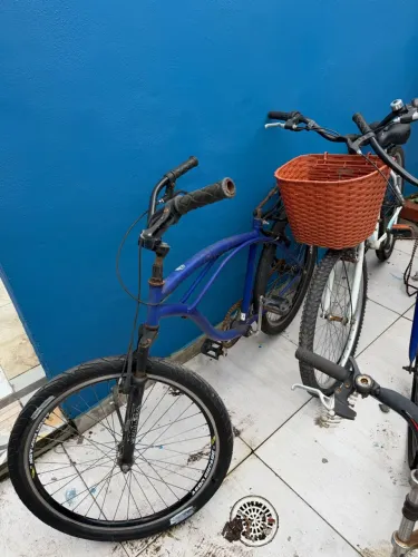 Vendo 3 bicicletas 2 praiana e um quadro com aro