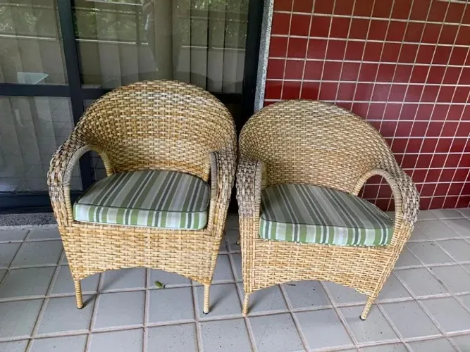 Cadeiras de vime, lindas e perfeitas.