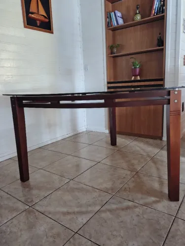Mesa de Jantar 6 Lugares com Tampo de Vidro e Base em Madeira Maciça
