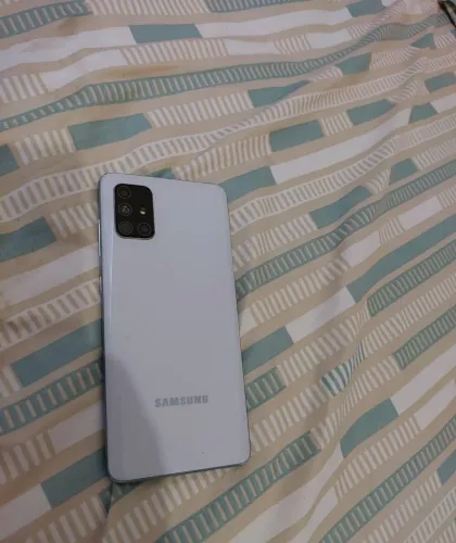 Vendo um Samsung Galaxy o A71 128G e 6 de RAM com a biometria na tela