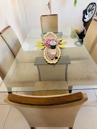 Mesa com 6 cadeiras