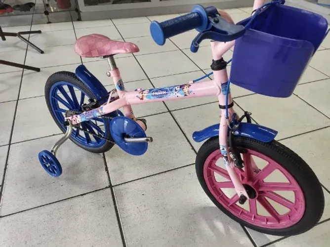 Bicicleta infantil aro 16" faixa de 4/6 anos usada sem nenhum defeito mecânico.