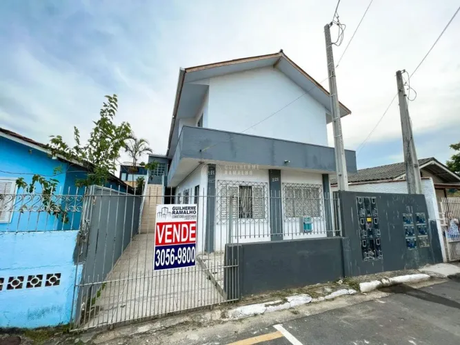 Casa com kitnets a venda proximo ao shopping Balneário em Balneário Camboriú/SC
