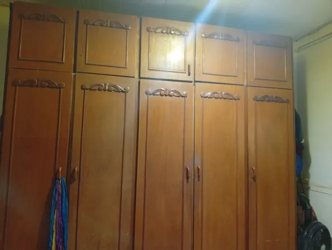 Guarda roupa usado falta os pegados dos maleiros e se quiser trocar o compensado de trás z