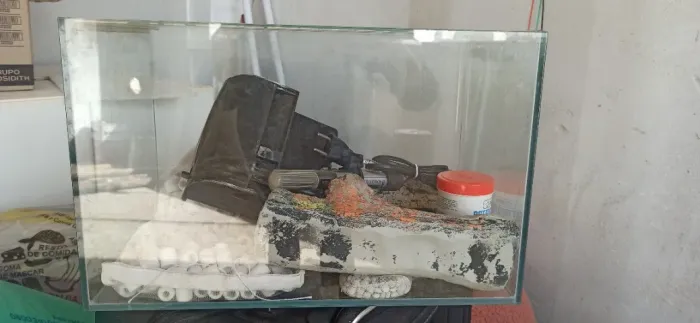 Aquário de 34 litros (45x27x28 cm)-de brinde vai o termostato,bomba d?água e decoração