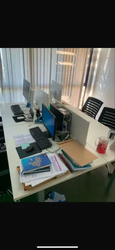 Mesa para Escritório com Divisória - Excelente Estado