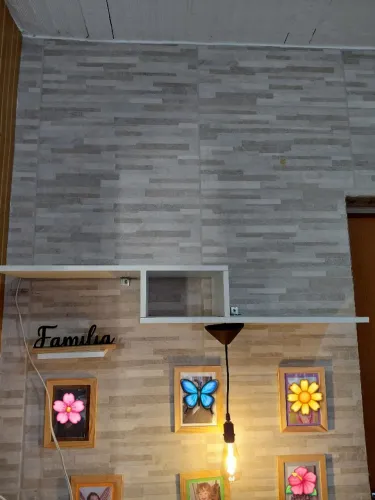 Prateleira com pendente de luz