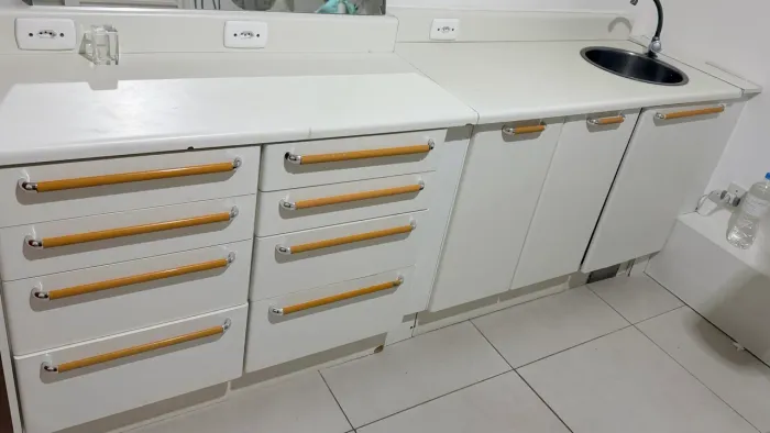 Armário odontológico mais carrinho auxiliar
