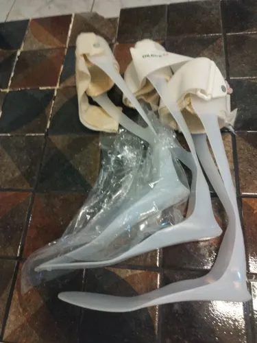 órtese tipo Calha AFO (Ankle-Foot Orthosis)