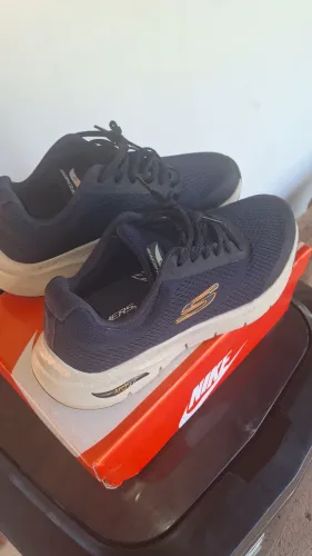 Tênis skechers arch fit original usado apenas 2 vezes esta em estado de zero