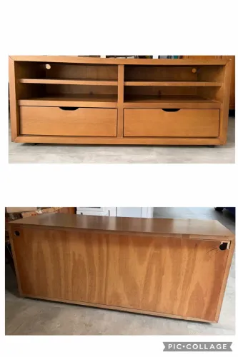 Rack  de MDF revestido com lâmina natural.
