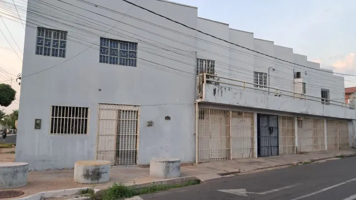 Vendo Prédio de esquina na Av. Centenário no Bairro Aeroporto