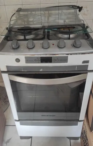 Fogão Brastemp com toner digital, forno autolimpante, grelhas deslizantes e dupla chama