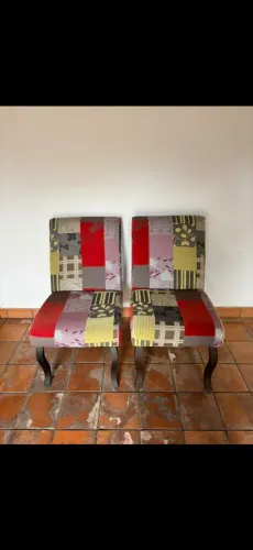 Par de Cadeiras / Poltronas Estofadas em Patchwork - Pés em Madeira