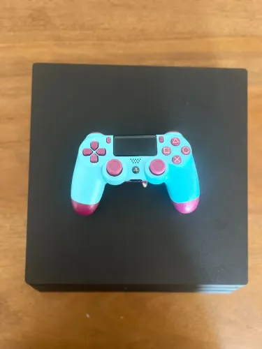 PS4 PRO bem conservado
