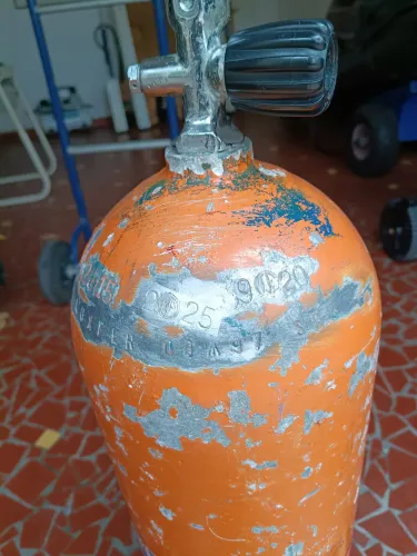 Cilindro para mergulho com teste hidrostático em dia.