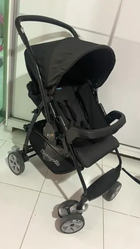 Carrinho de bebê e bebê conforto
