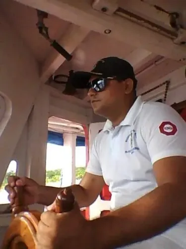 Comandante, marinheiro habilitado com CIR e Arrais mestre amador, agende seu passeio.