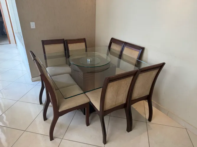 Mesa de madeira maciça com 08 cadeiras.