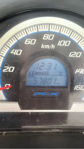 Honda PCX 2016, único dono, com 57.801 km. Quitada em dia. Valor R$ 10.000 à vista.