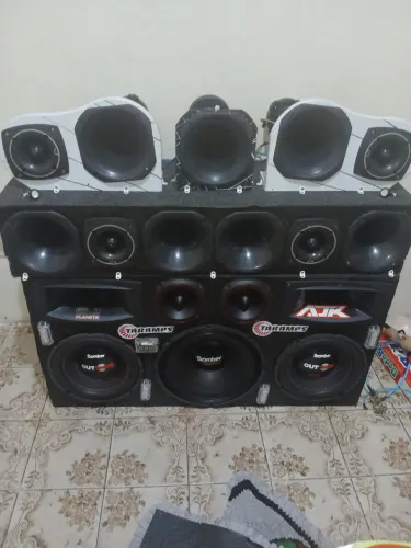 Vendo som automotivo semi novo.