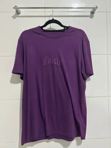 Camiseta Faith Roxa Bordada Streetwear