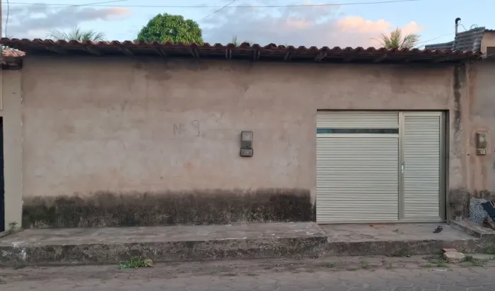 Vende- casa em frente a praça da família